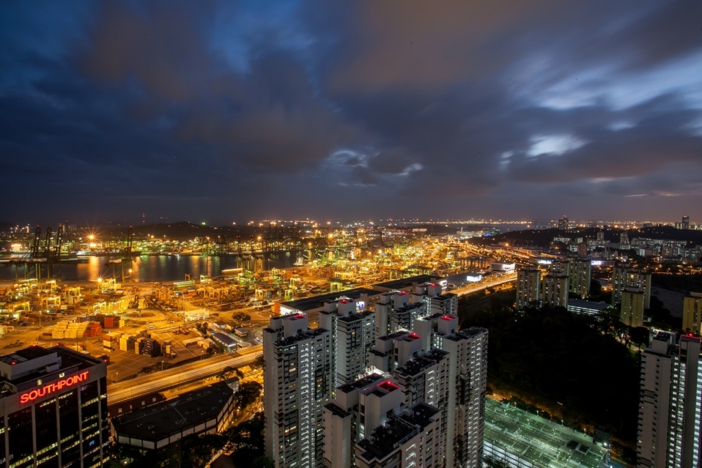 panoramica nocturna de una ciudad puerto iluminada